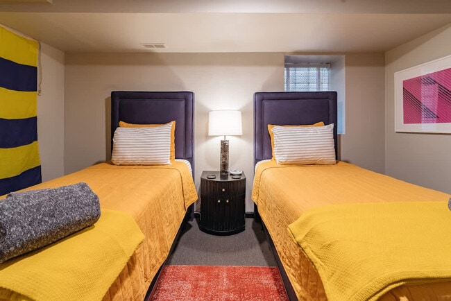 Building Photo - 1708 W Waveland Ave