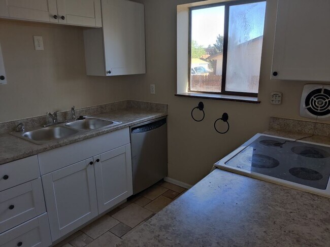 Building Photo - Quaint 3 bedroom Ranch Style Home Available!