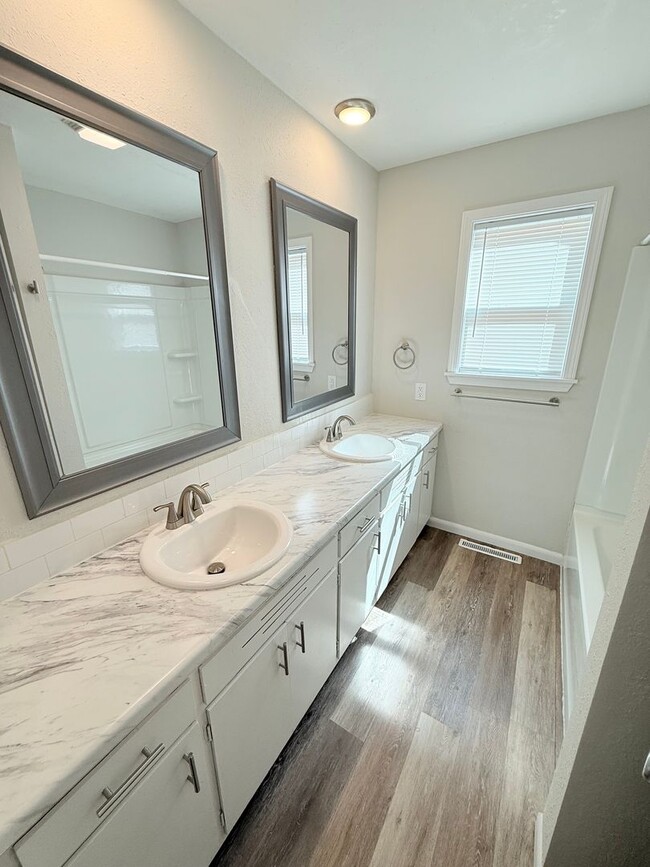 Building Photo - Ultra Open Floor Plan - Lots of New - Walk...