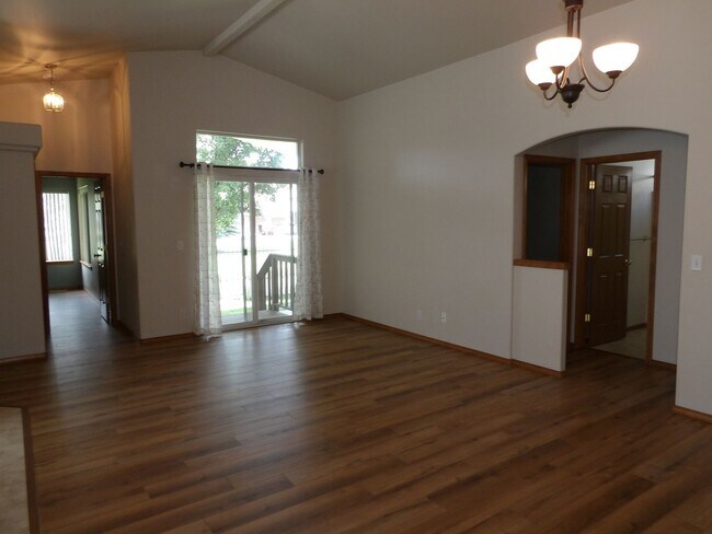 Building Photo - CDA Place Garden Home in Gated Community!