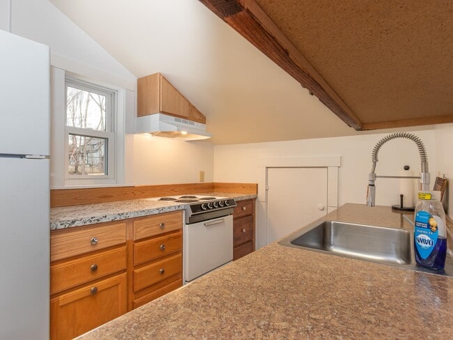 Building Photo - 212 Gilsum St