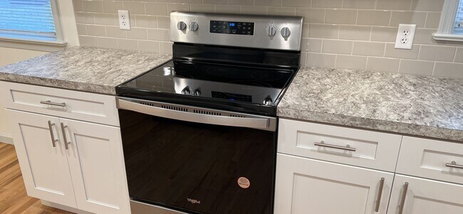 Building Photo - 3 Bedroom 3 Bath House Rental with Basemen...