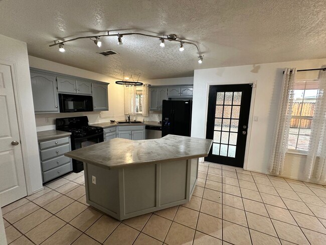 Building Photo - Tons of Character! 3 bed 2.5 bath amazing ...