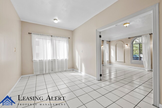 Building Photo - 112 S Cummings St