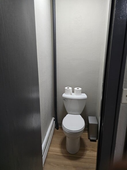 Building Photo - 1825 E 5th St