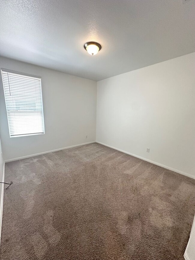 Building Photo - 4 Bed 2 Bath W/ BONUS ROOM Ready to Rent A...