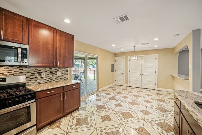 Building Photo - 5001 Canella Dr