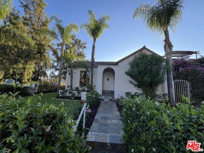 Primary Photo - 101 N La Peer Dr