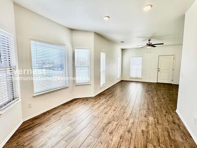 Building Photo - 3 Bed, 2 Bath Home with Garage / Pet-Friendly / Available Now!