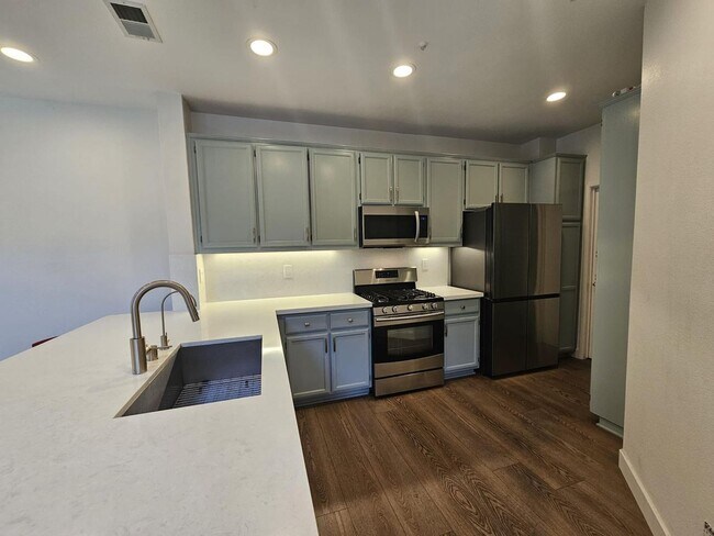 Building Photo - Modern 3BD/3BA Townhouse in Prime Union Ci...