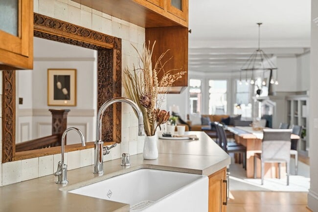 Building Photo - Gorgeous 4BR/2.5BA Nob Hill Home with Shar...