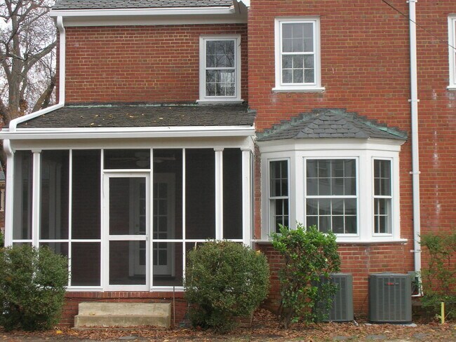 Building Photo - -- AVAILABLE MAY 8TH -- 3 BR / 2.5 BA Nice Brick home in Near West End. Available May 8th!