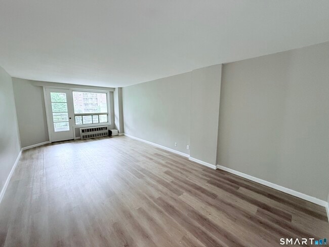 Building Photo - 71 Strawberry Hill Ave