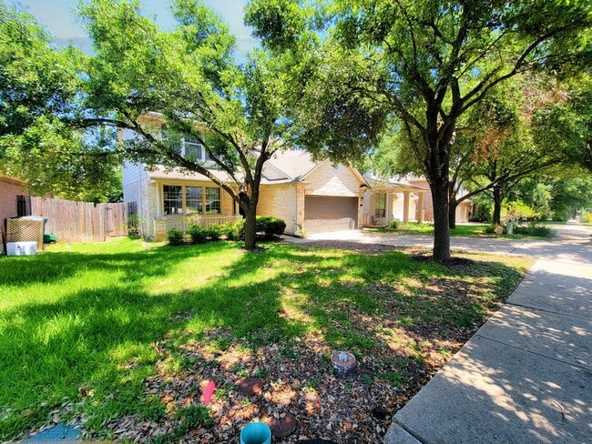 Building Photo - Large 4 Bed, 2.5 Bath Home Perfect for Com...