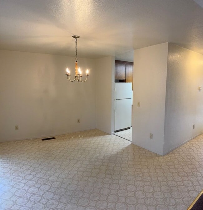 Building Photo - 2 Bedroom Home