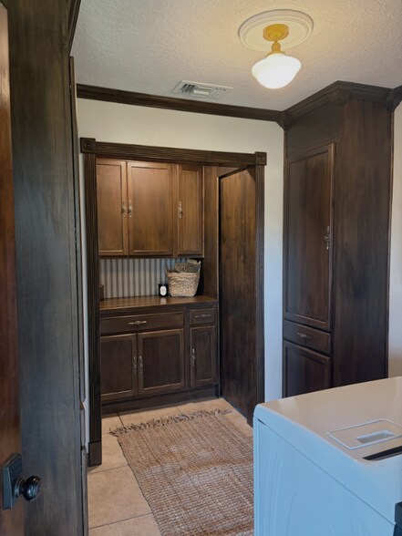 Building Photo - 405 North Blvd W