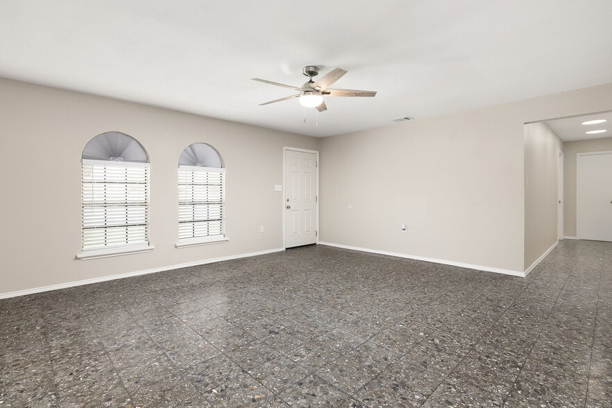 Building Photo - 5004 Oleander Dr