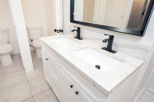 Building Photo - 724 W 2nd St