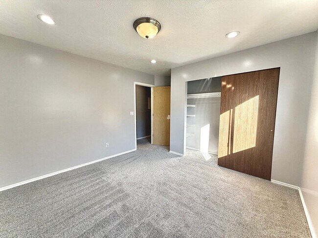 Building Photo - 3 Bedroom Townhome Available March 1