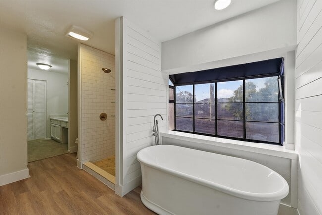 Building Photo - 18118 Lakeside Ln