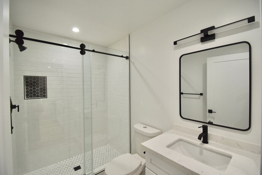 Building Photo - 14418 Dickens St