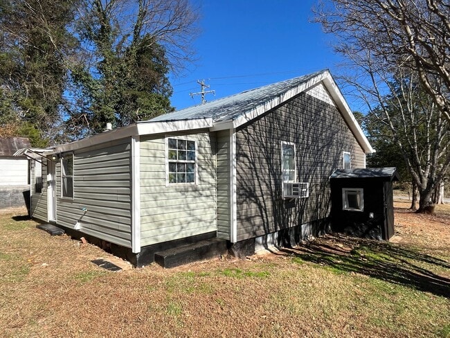 Building Photo - Cozy 2-Bedroom, 1-Bathroom Home