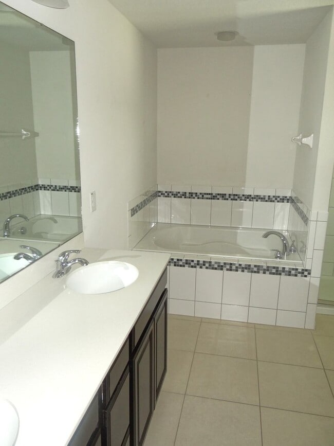 Building Photo - Spacious family home - 4 bedroom, 2.5 bath in Riverview