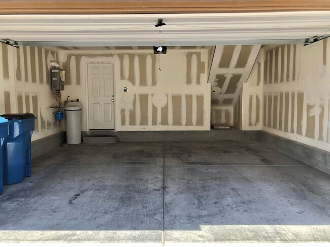 Building Photo - Beautiful  3Bed/3Bath home with a Loft nes...