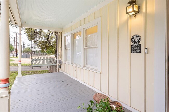 Building Photo - 1208 Navasota St