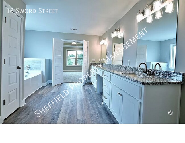 Building Photo - 18 Sword St