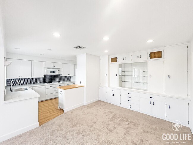 Building Photo - Beautiful 3BD/2BA W/ Private Pool, Garage, and A/C in Ocean Beach!