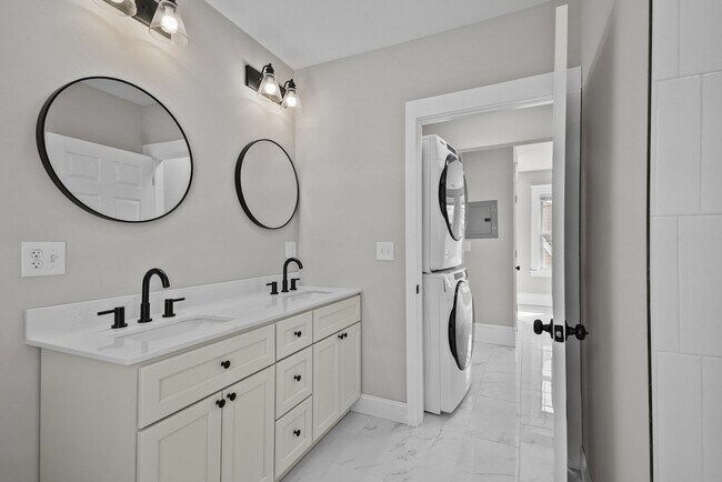 Building Photo - Completely Renovated 2 Bedroom in Elmhurst!