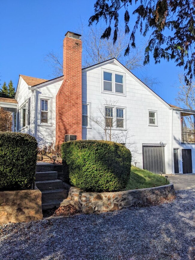 Building Photo - Beautiful Asheville Rental in the Malvern Hills Neighborhood!