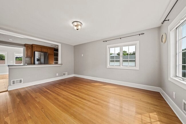 Building Photo - 28 Hillside Ave