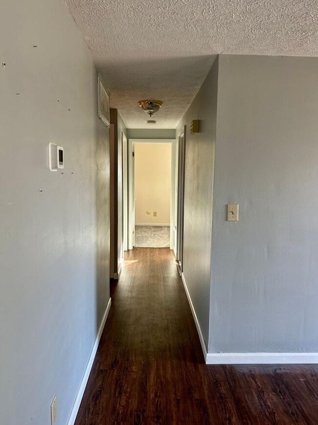 Building Photo - 3 bed 1 bath close to shopping, schools, parks and more!