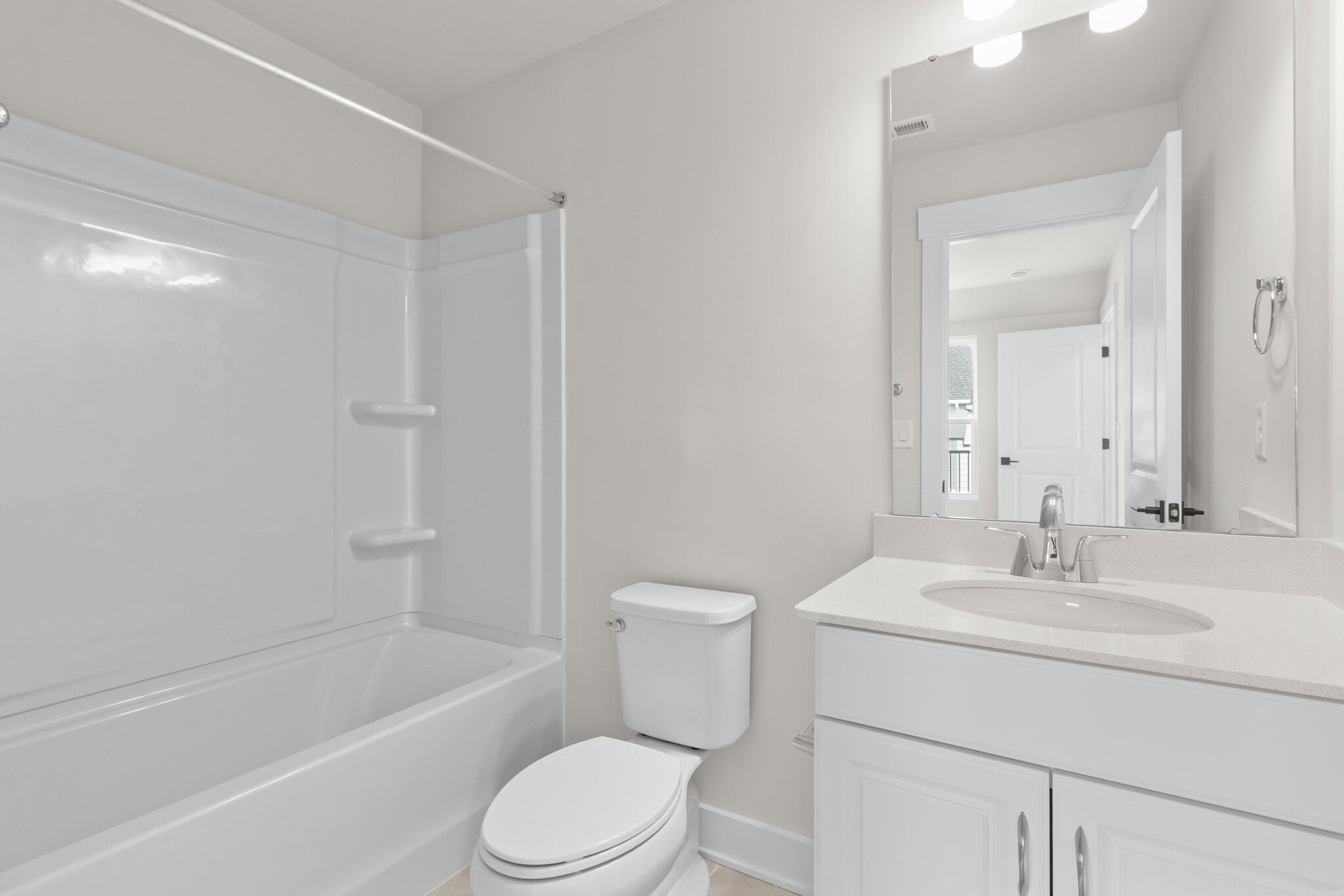 Top floor bath - 1011 Kokomo Ln