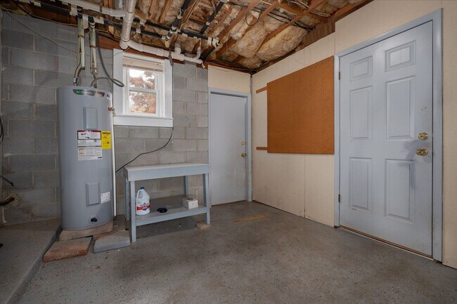 Building Photo - 3 Bedrooms with Full Basement on Corner Lot!