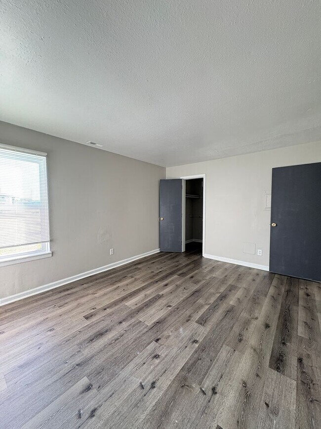 Building Photo - Remington On Rockville Living