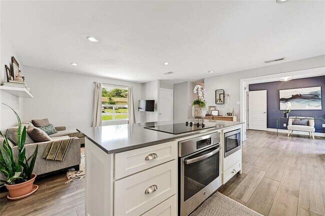 Building Photo - 2313 Aldford Dr