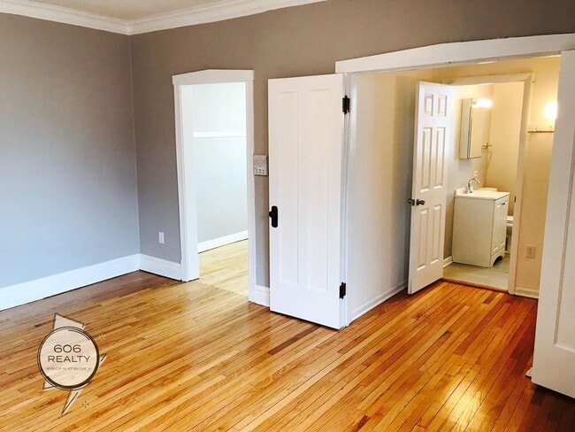 Building Photo - Old Irving Park Apts for Rent!