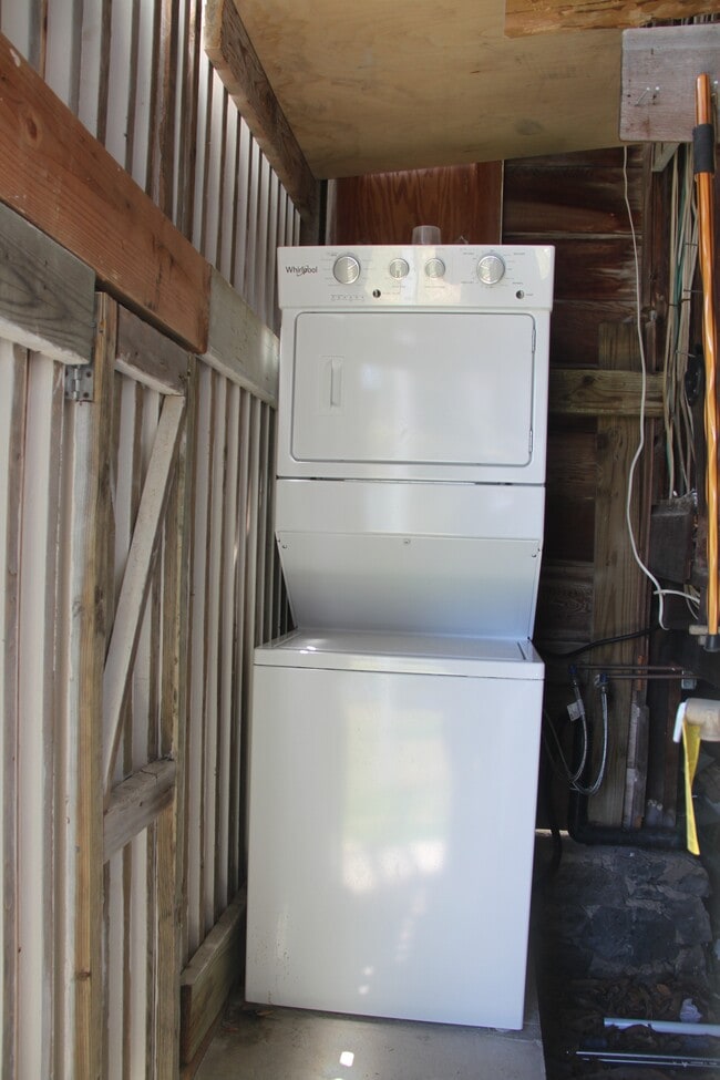 Building Photo - 1638 Alencastre St