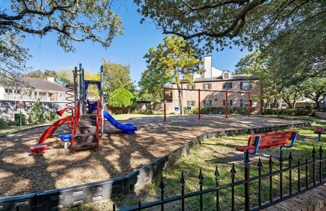 Building Photo - 13050 Trail Hollow Dr