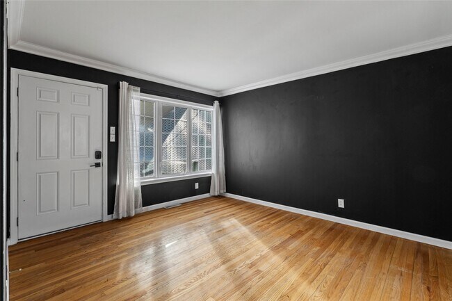 Building Photo - 835 N Forest Ave