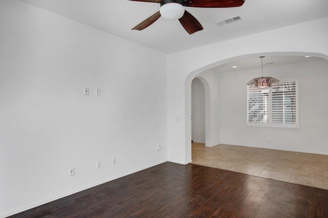 Building Photo - 607 Calle Vibrante