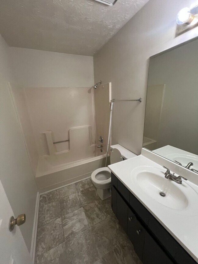 Building Photo - 416-418 Waterbury Drive