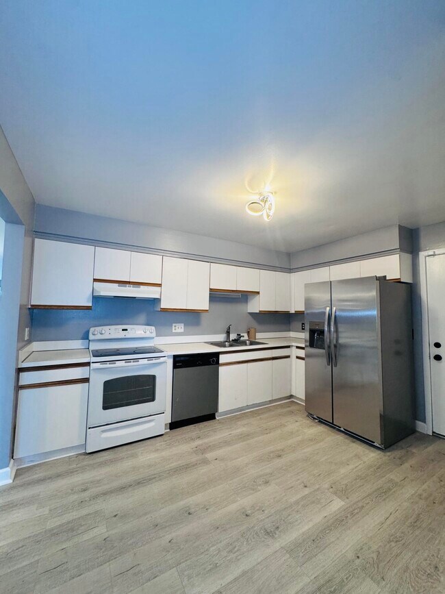 Building Photo - 6660 Maple Lakes Dr