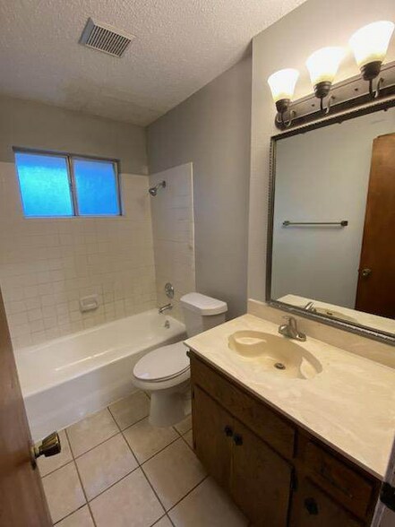 Building Photo - 908 Garden View Dr