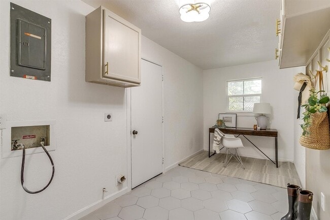 Building Photo - 1701 Larkspur Dr