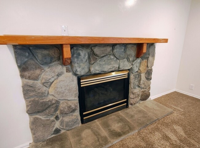 Building Photo - Updated 4 Bd 3 Ba Home in Sandy