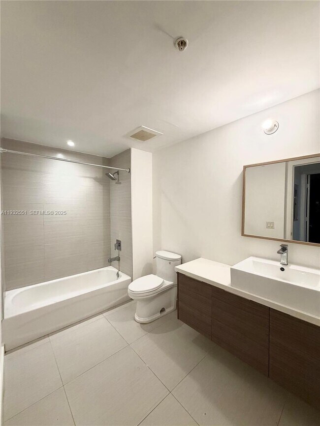 Building Photo - 1010 SW 2nd Ave